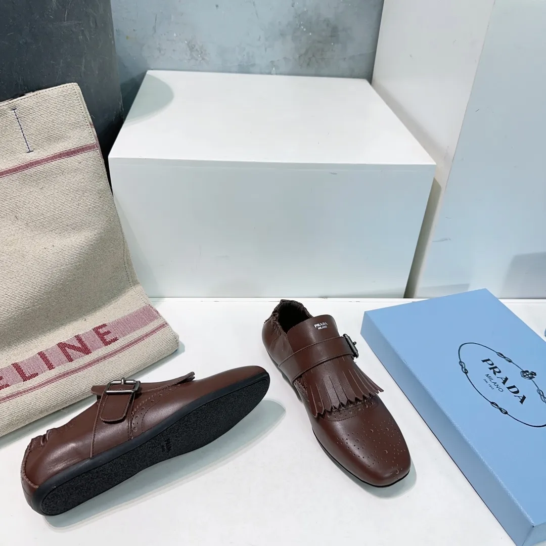 👟👟Ex-factory price 580👟👟! Prada 25 spring and summer catwalk new brogue carved tassel retro loafers and slippers series 🔥 🌟🌟🌟This shoe deliberately presents a classic and retro style, with both masculine temperament and feminine style, forming a binary contrast, highlighting the iconic style of the Prada series. The tassels are crafted using special craftsmanship, and details such as buckles and brogue patterns reveal traditional charm. An unconventional and surprising reinterpretation, the shoe is re-launched in a more fashionable design. The upper is made of imported calfskin, the lining is sheepskin, and the original molded rubber sole. Number of yards: 35-40 (40 pieces are non-refundable). Comes with original packaging.